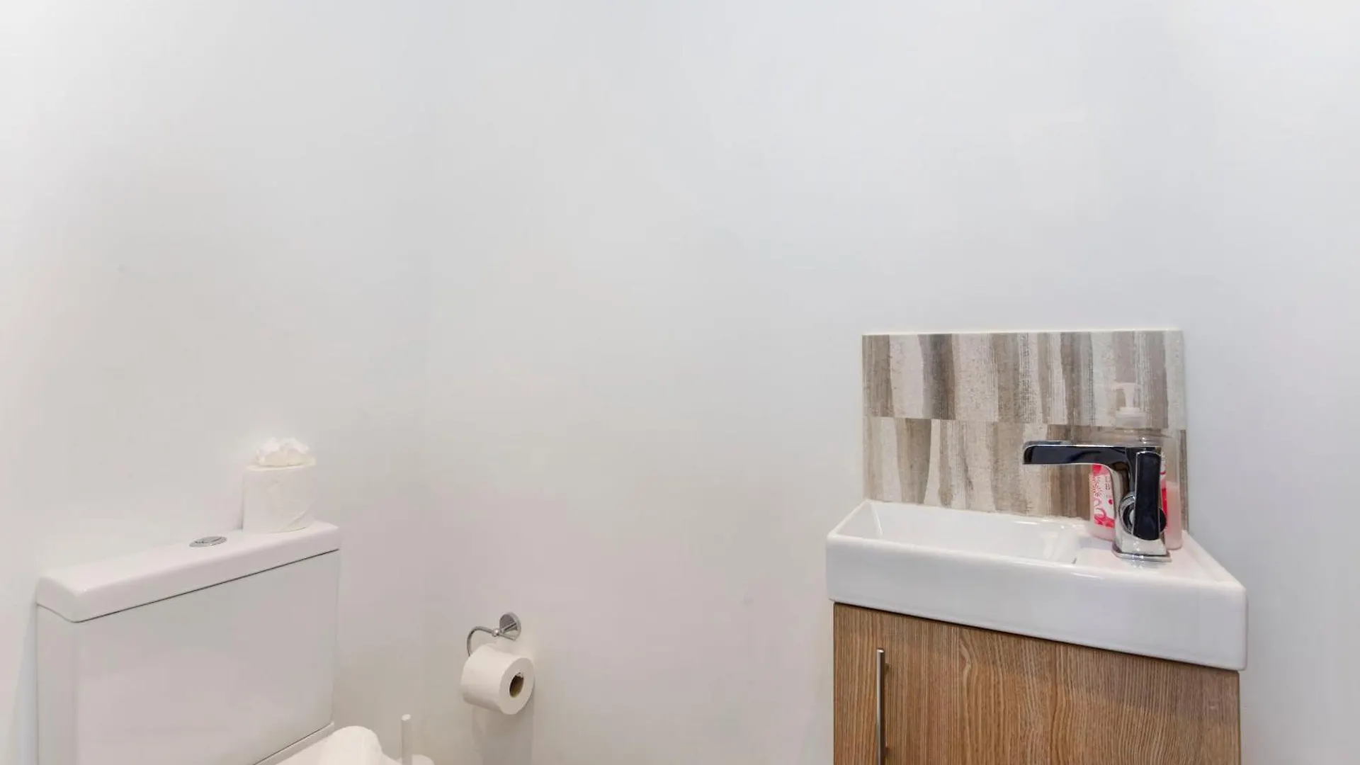 White House Apartments-Free Parking 1 Car Per Apartment York
