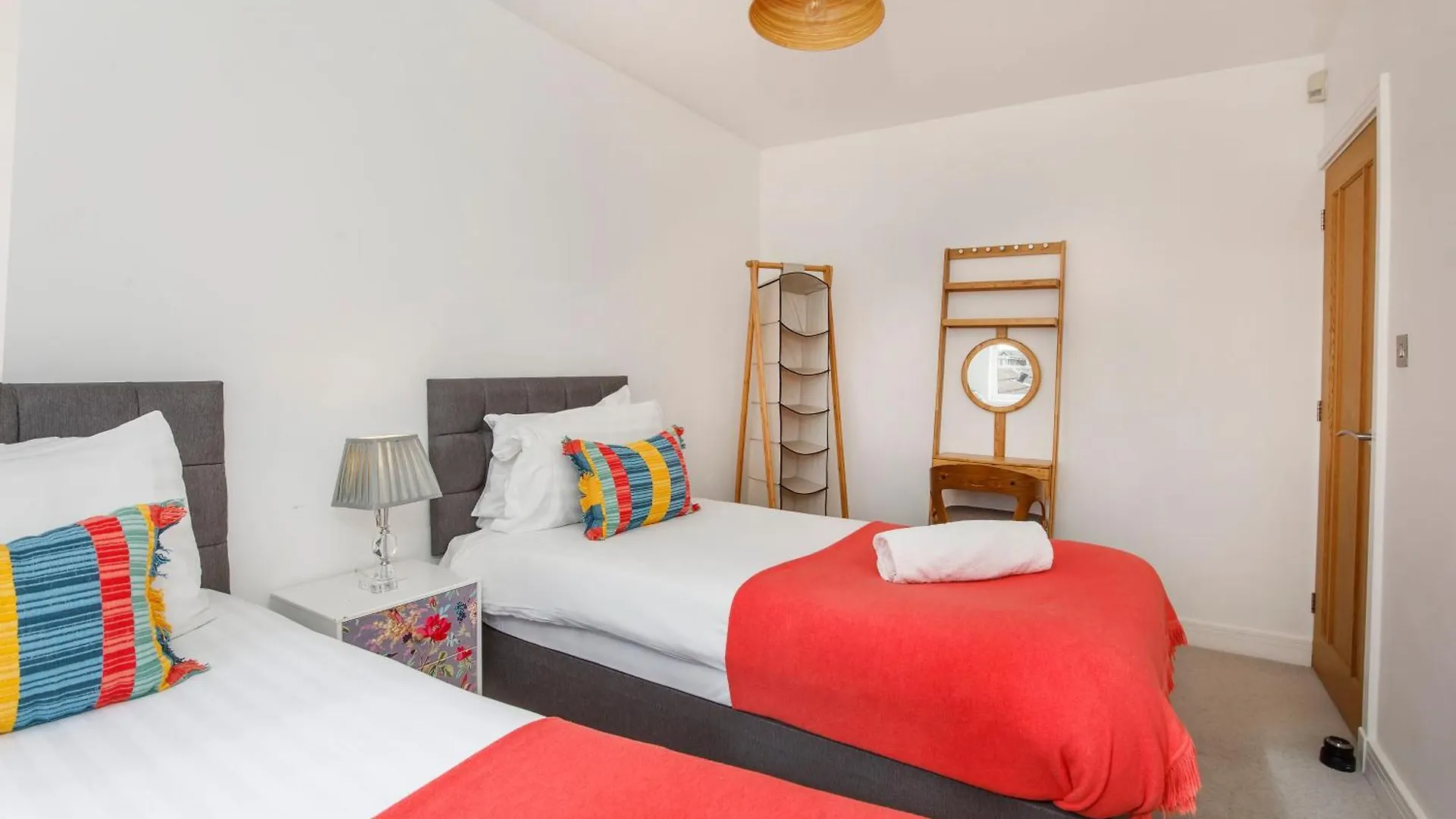 White House Apartments-Free Parking 1 Car Per Apartment York