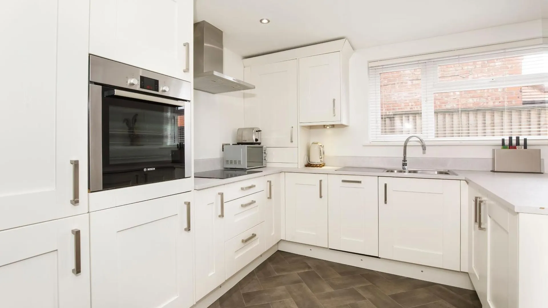 White House Apartments-Free Parking 1 Car Per Apartment York