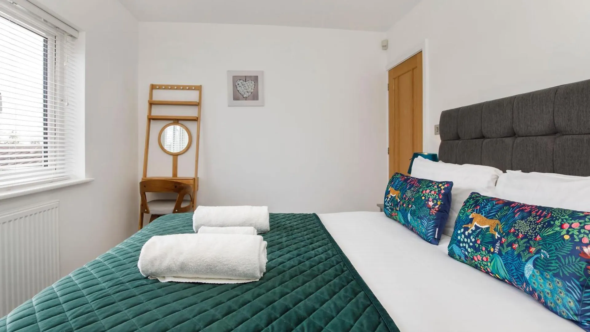 White House Apartments-Free Parking 1 Car Per Apartment York