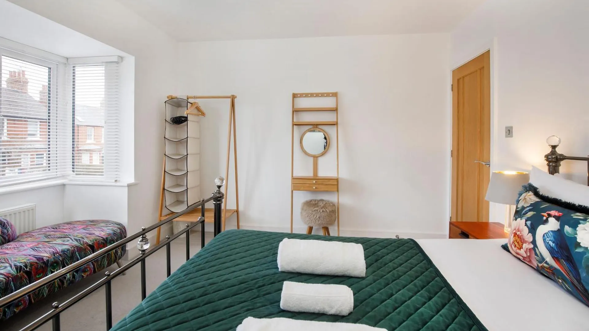 White House Apartments-Free Parking 1 Car Per Apartment York 0*,