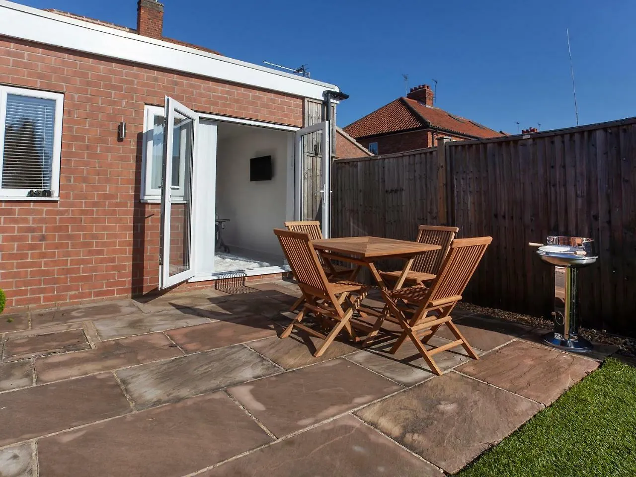 White House Apartments-Free Parking 1 Car Per Apartment York