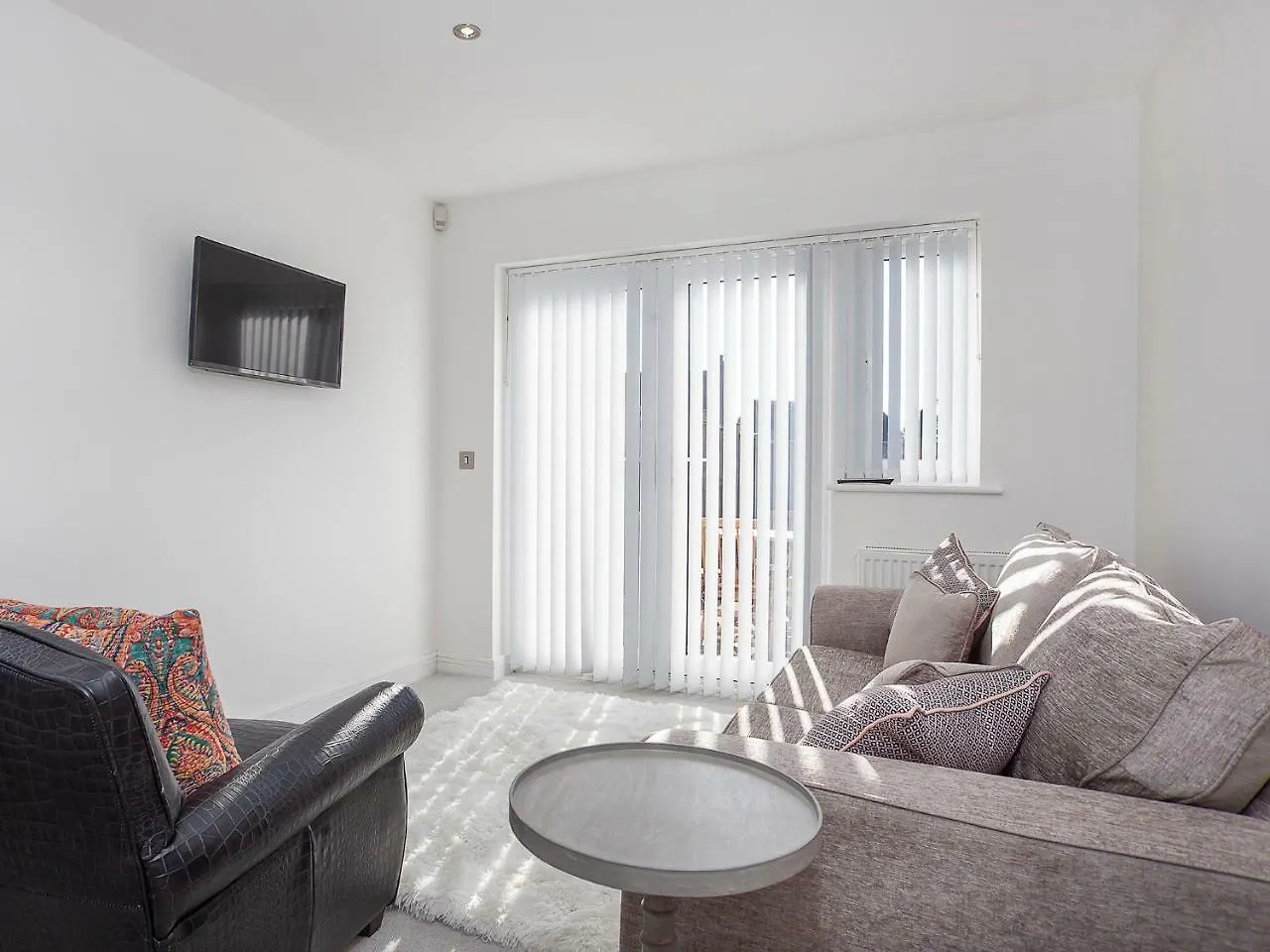 White House Apartments-Free Parking 1 Car Per Apartment York