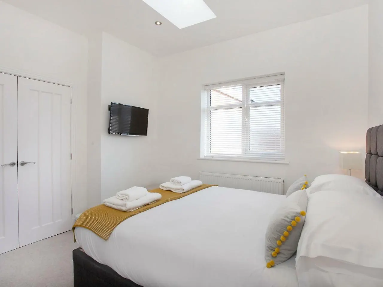White House Apartments-Free Parking 1 Car Per Apartment York 0*,