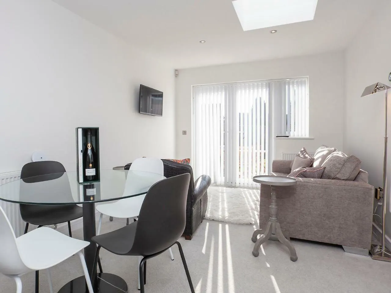White House Apartments-Free Parking 1 Car Per Apartment York