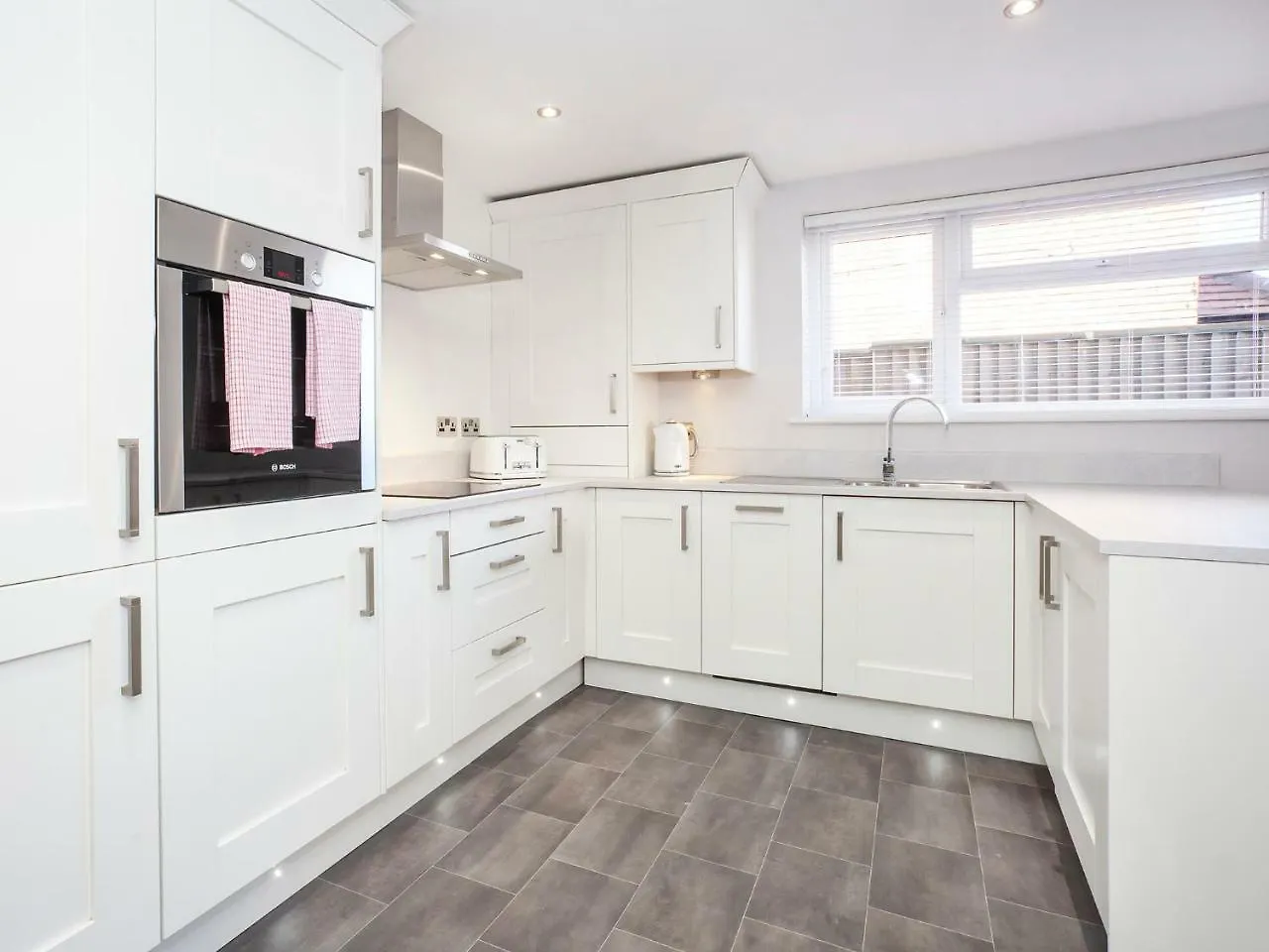 White House Apartments-Free Parking 1 Car Per Apartment York