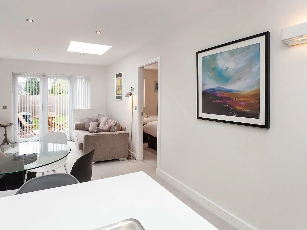 White House Apartments-Free Parking 1 Car Per Apartment York