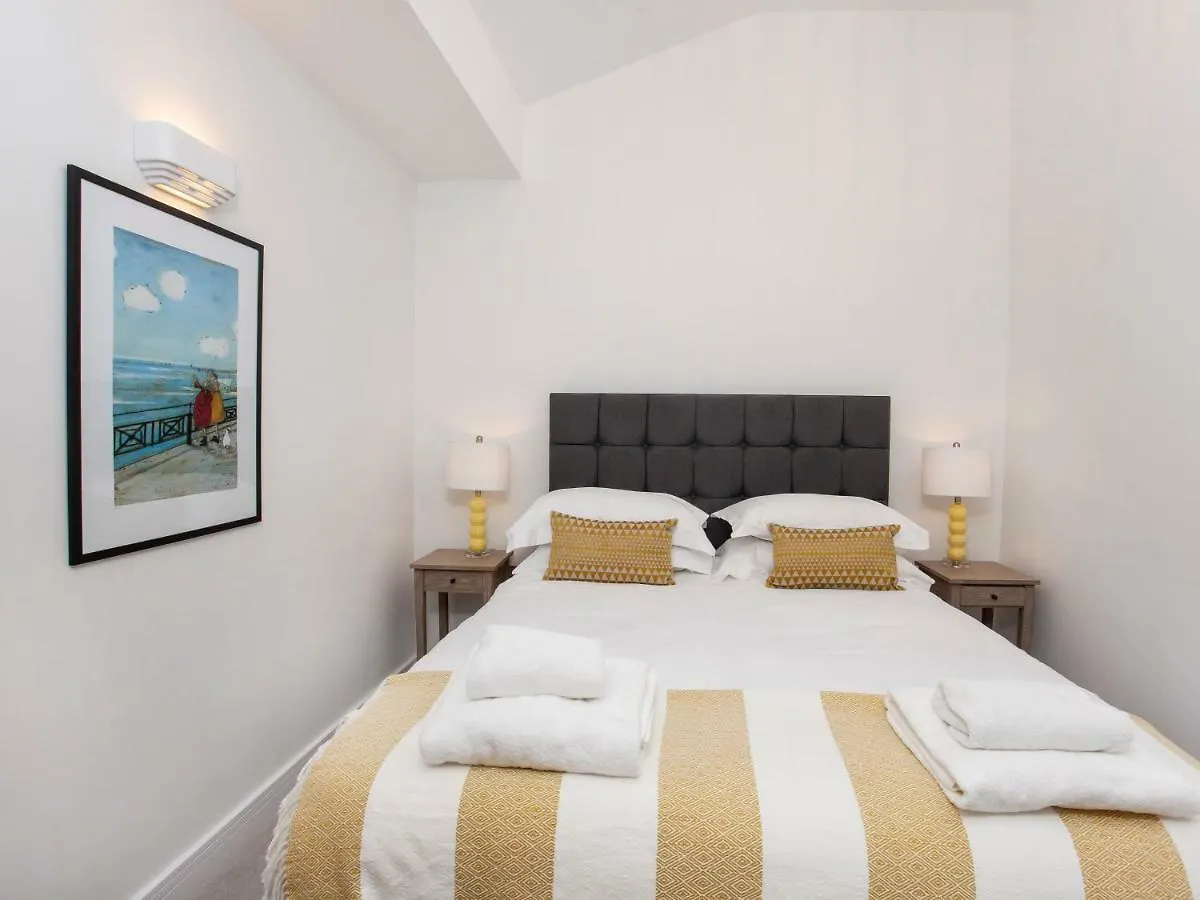 White House Apartments-Free Parking 1 Car Per Apartment York
