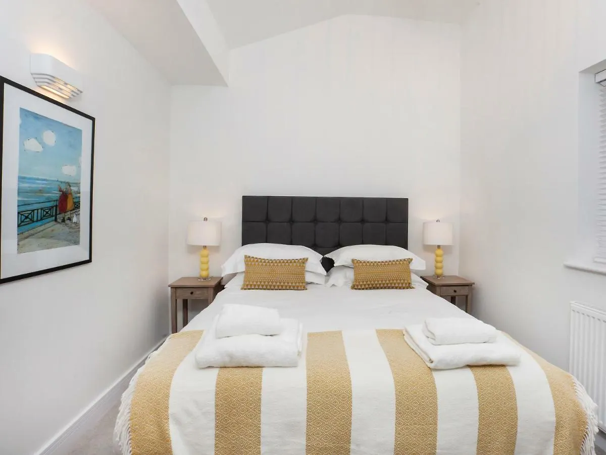 White House Apartments-Free Parking 1 Car Per Apartment York