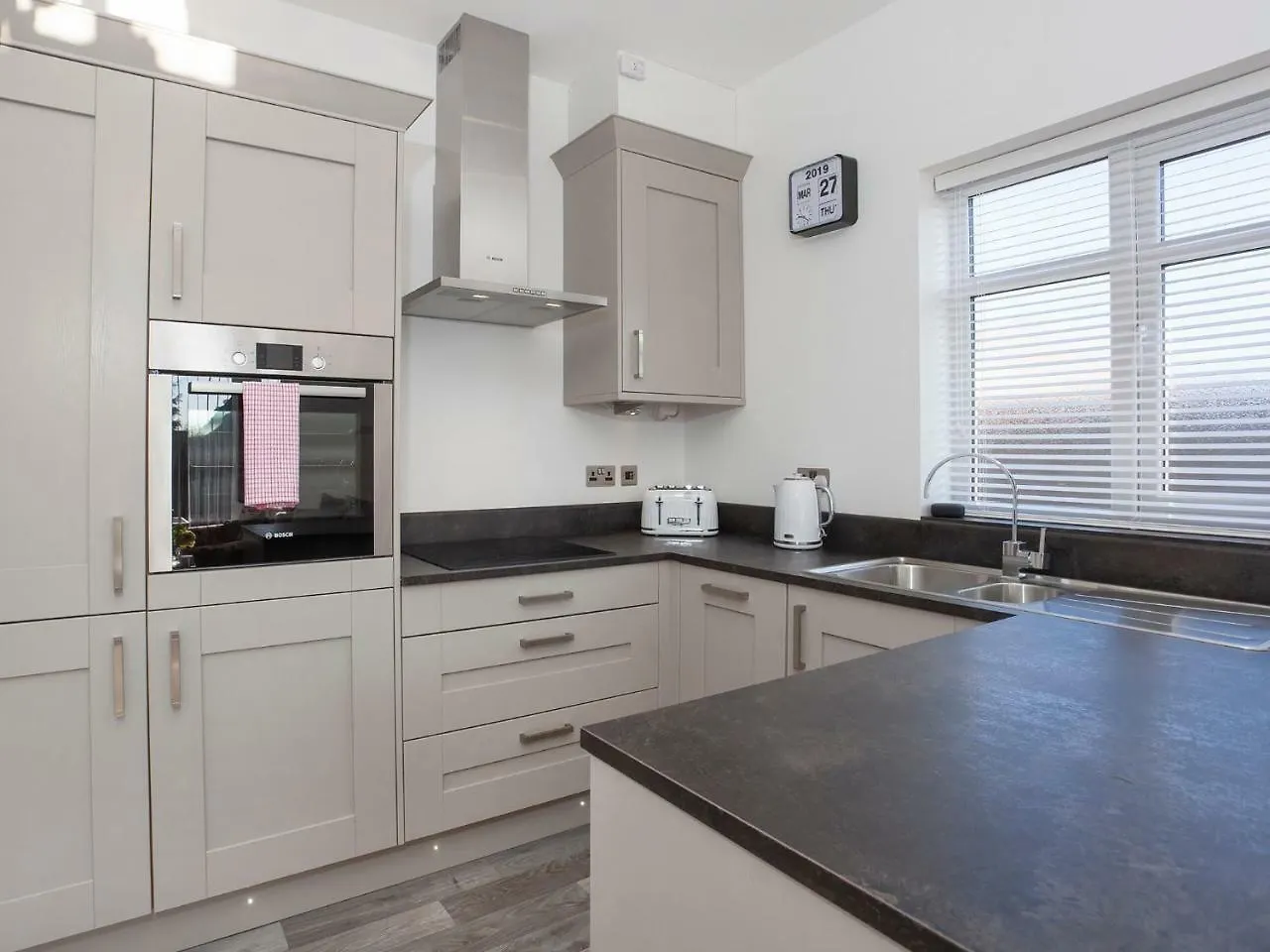 White House Apartments-Free Parking 1 Car Per Apartment York Storbritannien
