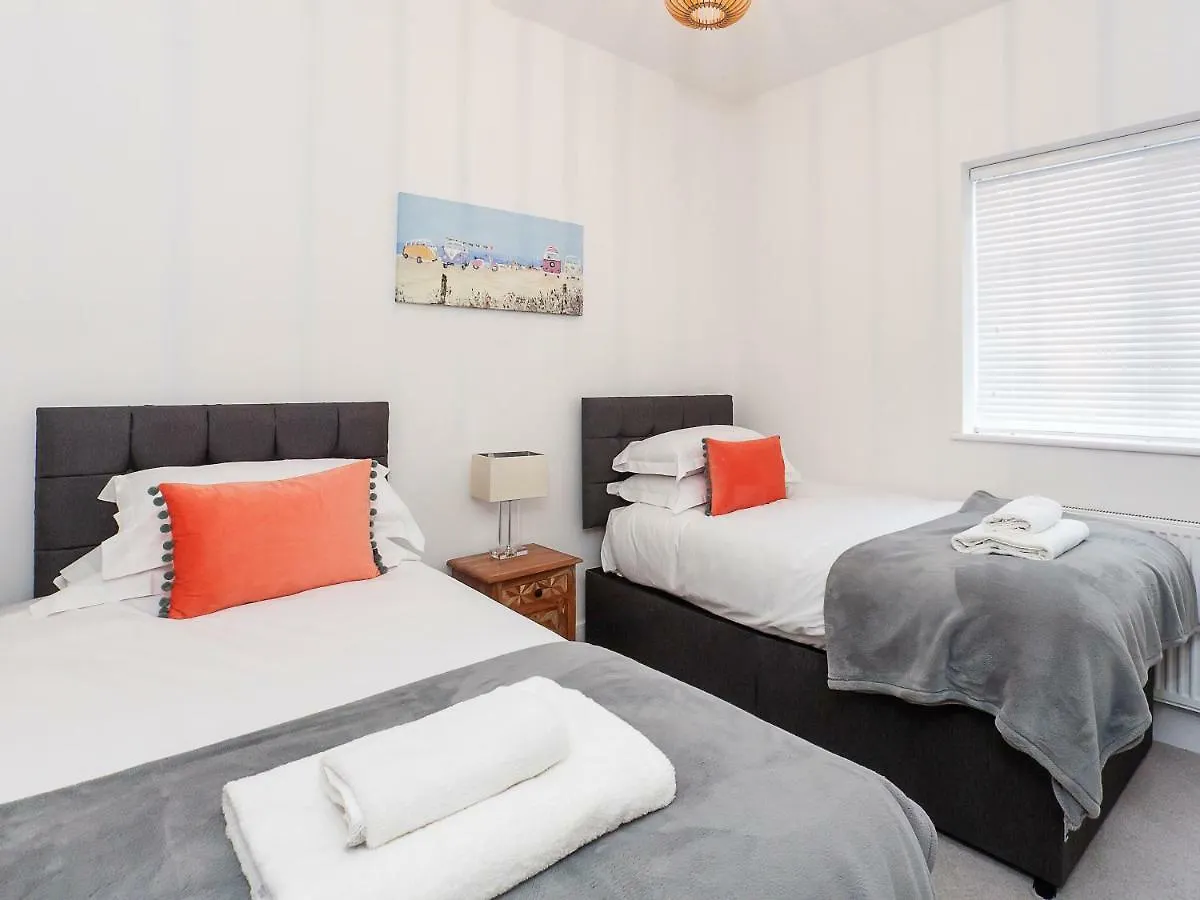 White House Apartments-Free Parking 1 Car Per Apartment York 0*,