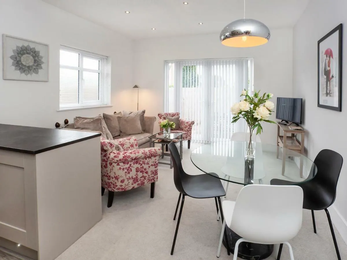 White House Apartments-Free Parking 1 Car Per Apartment York